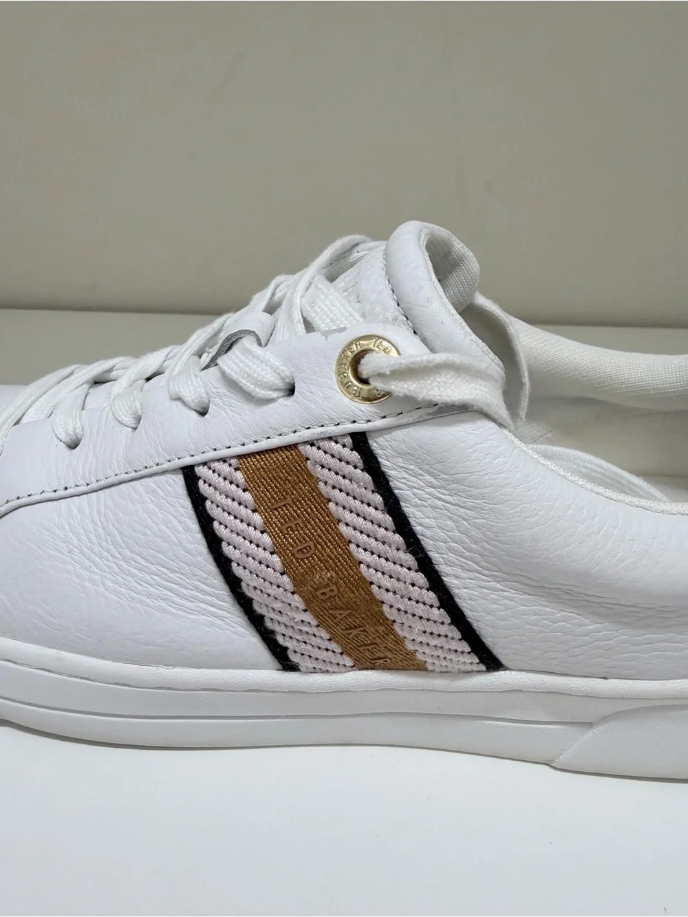 Ted Baker Women's Bailey Low Top Sneakers preppy logo comfy Size 8